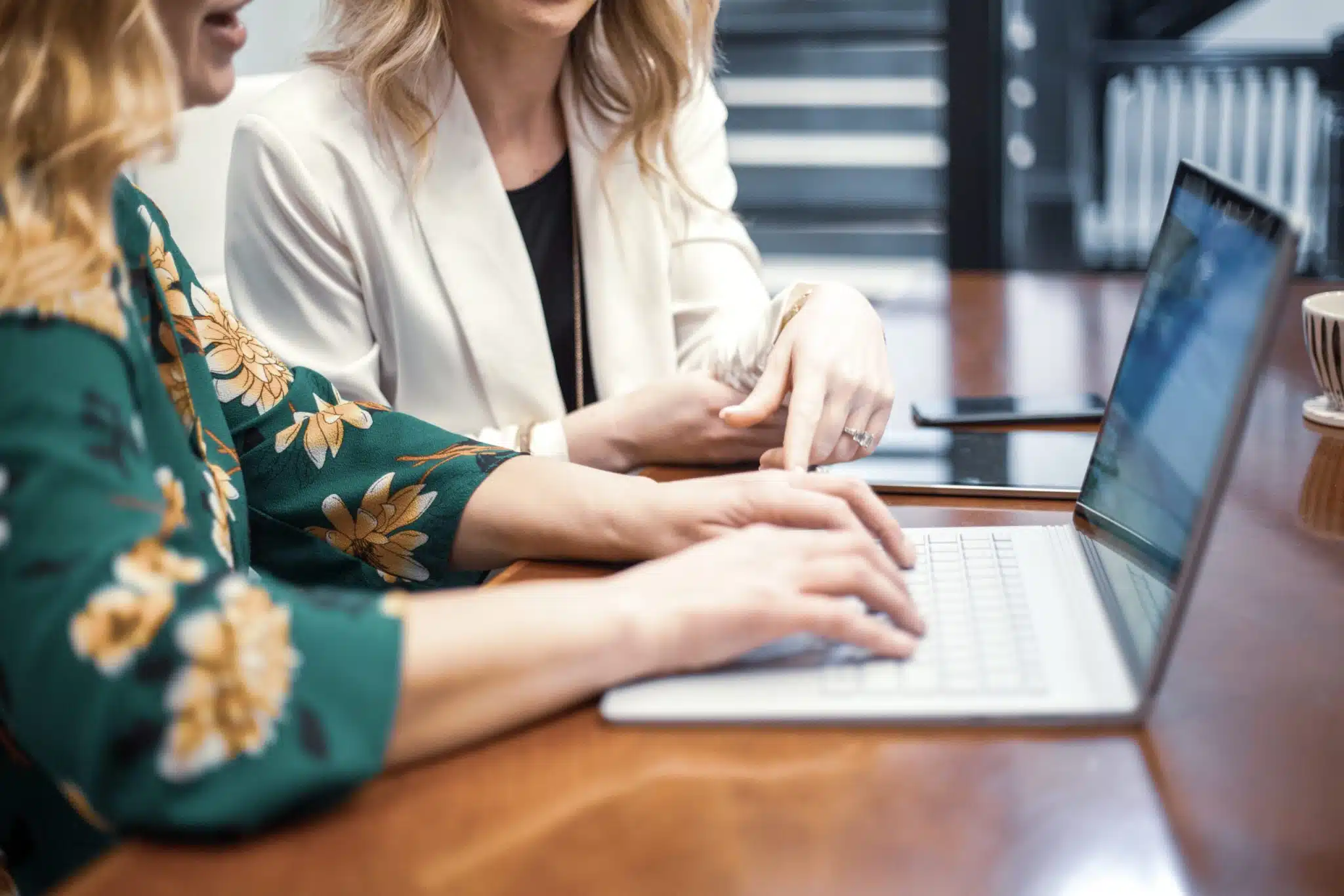 negative-space-sales-meeting-women